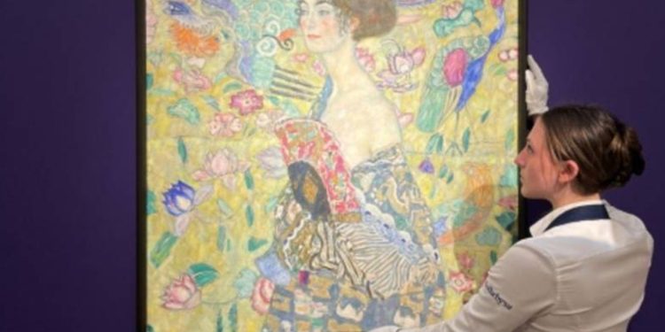 Gustav Klimt'in Yelpazeli Kadın tablosu rekor fiyata satıldı