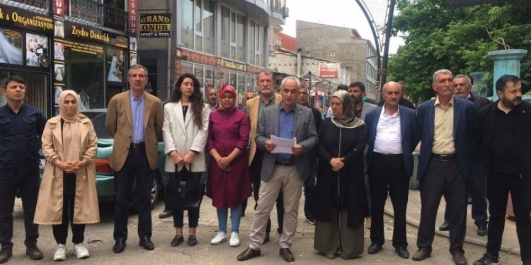 HDP Patnos İlçe Örgütü'nden eş başkanların gözaltına alınmasına tepki: 'Gözaltına alınmaları hukuki değil'