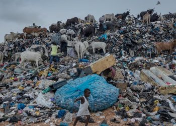 “H&M’in topladığı ikinci el giysiler Gana’da, Benin’de nehirlere karışıyor”