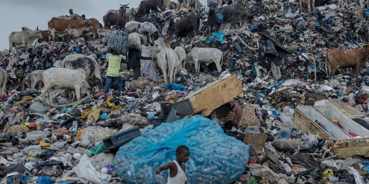 “H&M’in topladığı ikinci el giysiler Gana’da, Benin’de nehirlere karışıyor”