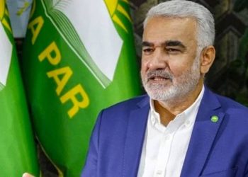 AKP listelerinden milletvekili olan HÜDA PAR Genel Başkanı Zekeriya Yapıcıoğlu, "Biz, 'Anayasanın ilk 4 maddesini değiştirelim' demiyoruz. Yani biz dili değiştirelim, biz bayrağını değiştirelim, biz başkenti değiştirelim, şunu değiştirelim bunu değiştirelim diye bir teklifimiz yok. Diyoruz ki bu maddelere, 'zinhar değiştirilemez' demek gelecek nesillerin iradesine ipotek koymaktır" ifadelerini kullandı.