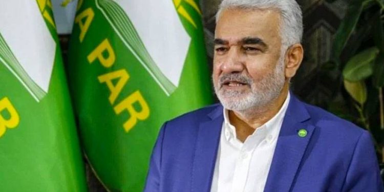 AKP listelerinden milletvekili olan HÜDA PAR Genel Başkanı Zekeriya Yapıcıoğlu, "Biz, 'Anayasanın ilk 4 maddesini değiştirelim' demiyoruz. Yani biz dili değiştirelim, biz bayrağını değiştirelim, biz başkenti değiştirelim, şunu değiştirelim bunu değiştirelim diye bir teklifimiz yok. Diyoruz ki bu maddelere, 'zinhar değiştirilemez' demek gelecek nesillerin iradesine ipotek koymaktır" ifadelerini kullandı.