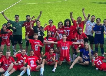 Hakem penaltı atışlarını erken bitirdi, galibiyet sevincini iki takım sırayla yaşadı