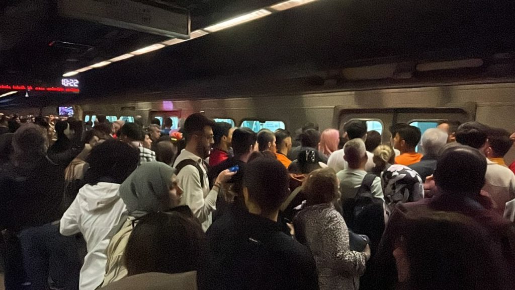 Haliç Köprüsü'nde ray çatlağı tespit edildi, metro seferlerinde aksama yaşanıyor