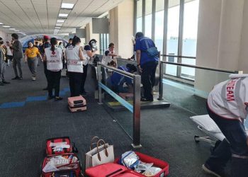 Havalimanında yürüyen banda sıkıştı, bacağı kesilerek kurtarıldı