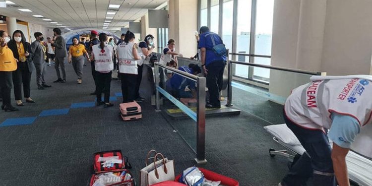 Havalimanında yürüyen banda sıkıştı, bacağı kesilerek kurtarıldı