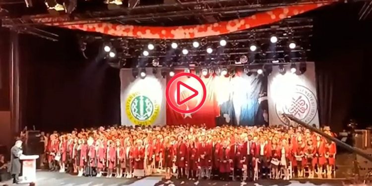 Hekimlik Andı'ndaki 'cinsel yönelim' sansürlendi, öğrenciler sansüre izin vermedi