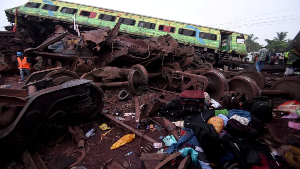 Hindistan'da 288 kişi öldü: Tarih boyunca meydana gelen büyük tren kazaları