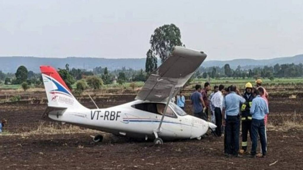 Hindistan’da askeri eğitim uçağı düştü: 2 pilot yaralandı