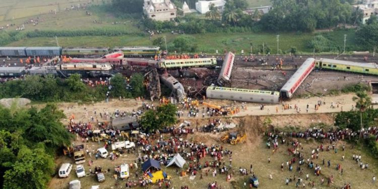 Hindistan’da tren kazası: 288 kişi öldü, 900’den fazla kişi yaralandı