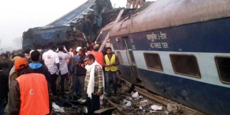 Hindistan’da tren kazası: En az 50 kişi öldü