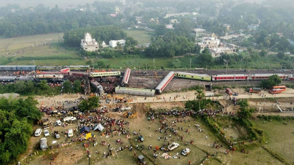 Hindistan'daki tren kazasında hayatını kaybedenlerin sayısı 288'e yükseldi