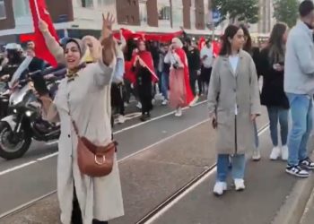 Hollanda polisi Erdoğan’ın galibiyetini sokakta kural ihlali yaparak kutlayanlara ceza yağdırdı