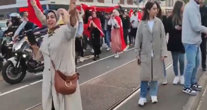 Hollanda polisi Erdoğan’ın galibiyetini sokakta kural ihlali yaparak kutlayanlara ceza yağdırdı