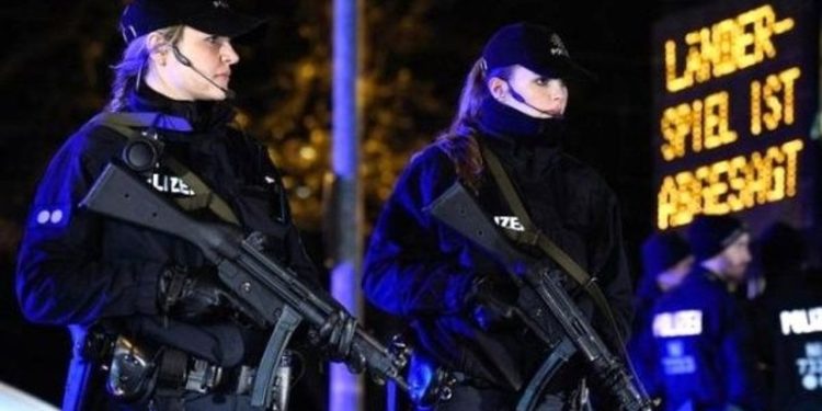 Hollanda’da Bakan Yeşilgöz’den yeni kıyafet genelgesi: Üniformalı polislerin başörtüsü takması yasaklandı 