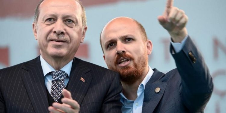 Reuters haber ajansı, ABD ve İsveç'te yolsuzlukla mücadele yetkililerinin, bir Amerikan şirketinin İsveç'teki iştirakinin rüşvet planlarıyla ilgili olarak, Cumhurbaşkanı Recep Tayyip Erdoğan'ın oğlu Bilal Erdoğan’ın da adının geçtiği bir şikayeti incelediğini öne sürdü. Ajansın özel haberine göre şirket, ürettiği bir alkolmetrenin Türkiye’de pazar hakimiyeti sağlamasına Bilal Erdoğan’ın yardımcı olması halinde, on milyonlarca dolar komisyon ödemeyi taahhüt etti.