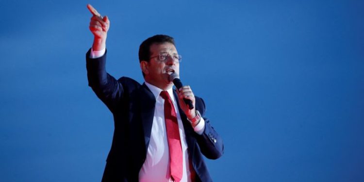 İstanbul Büyükşehir Belediye (İBB) Başkanı Ekrem İmamoğlu'nun, İçişleri Bakanlığı'nın ihbarı sonrası "ihaleye fesat karıştırma" suçlamasıyla yargılandığı dava bugün başladı. İmamoğlu dahil 7 sanık hakkında "ihaleye fesat karıştırma" suçlamasıyla 3 yıldan 7 yıla kadar hapis cezası istenen davanın bir sonraki duruşması 30 Kasım'da görülecek.