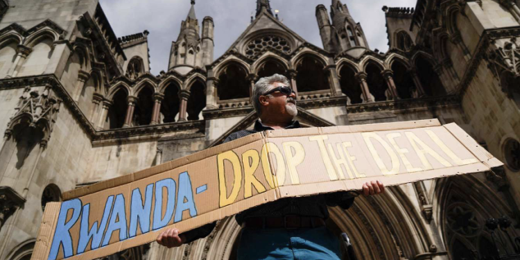 İngiltere hükümetinin yasadışı sığınmacıları Ruanda’ya gönderme planı mahkemeden döndü: “Ruanda güvenli bir ülke değil”