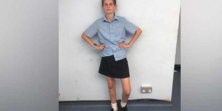 İngiltere'de 13 yaşındaki bir erkek öğrenci sıcak havada şort giymesine izin vermeyen okulunu etek giyerek protesto etti.