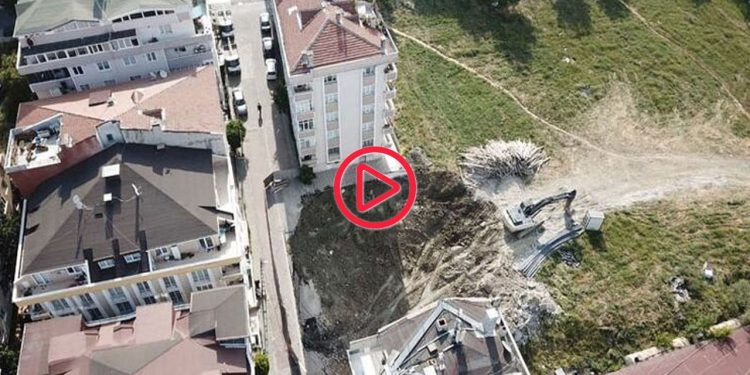 İnşaat temeli kazılırken yolda göçük oluştu: Bitişikteki bina boşaltıldı