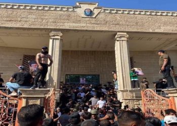 Iraklı eylemciler Bağdat’taki İsveç Büyükelçiliği'ni bastı