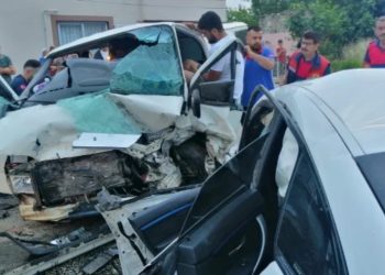 İşçileri taşıyan minibüs ile otomobil çarpıştı: 1 ölü 10 yaralı