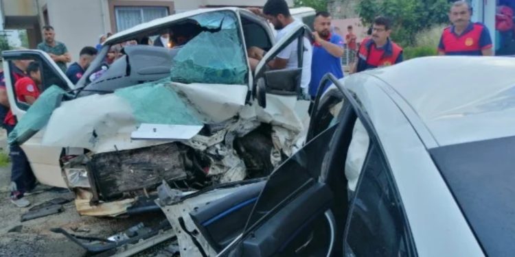 İşçileri taşıyan minibüs ile otomobil çarpıştı: 1 ölü 10 yaralı