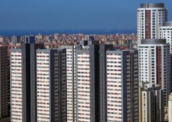 İstanbul’da barınma sorunu, emlak piyasasındaki gelişmelere de paralel olarak büyümeye devam ediyor. Böyle bir dönemde kentte yüz binlerce boş evin bulunması da tartışma yaratıyor.