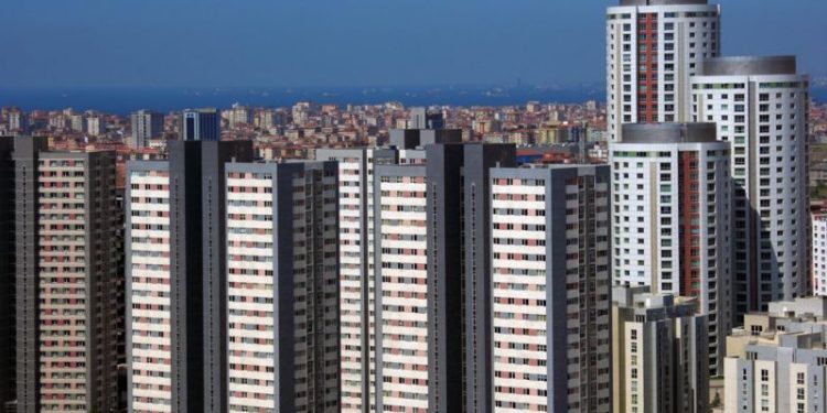 İstanbul’da barınma sorunu, emlak piyasasındaki gelişmelere de paralel olarak büyümeye devam ediyor. Böyle bir dönemde kentte yüz binlerce boş evin bulunması da tartışma yaratıyor.