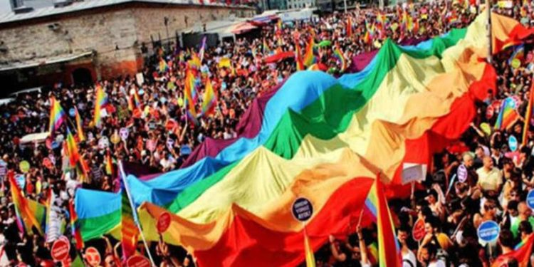 İstanbul'daki Onur Yürüyüşü'nde gözaltına alınan İranlı sınır dışı olursa idam edilebilir