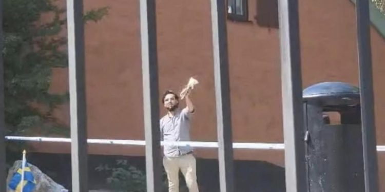 İsveç'teki izinli eylemde Kuran yakıldı, Ankara'dan tepki var