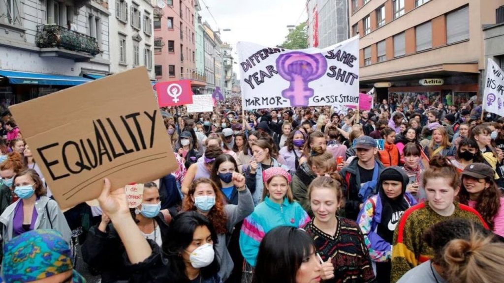 İsviçre'de 'feminist grev: Kaynaklar banka kurtarmak için değil kreşler için harcansın