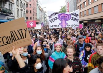 İsviçre'de 'feminist grev: Kaynaklar banka kurtarmak için değil kreşler için harcansın