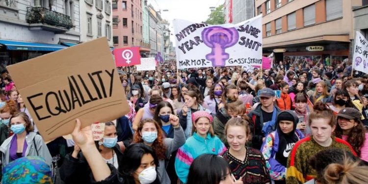 İsviçre'de 'feminist grev: Kaynaklar banka kurtarmak için değil kreşler için harcansın