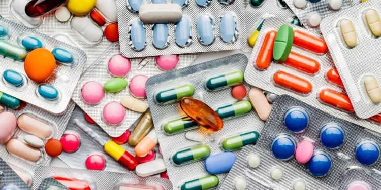 İthal ilaçları döviz krizi vurdu: Tıbbı malzeme ihaleleri iptal ediliyor