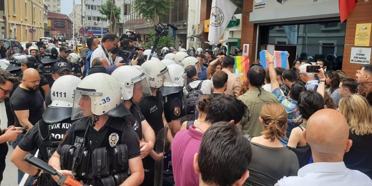 İzmir Barosu'ndan polis saldırısına suç duyurusu