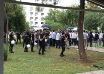 İzmir Barosu'nun 'Onur Ayı' etkinliğine gericiler tekbirlerle saldırdı