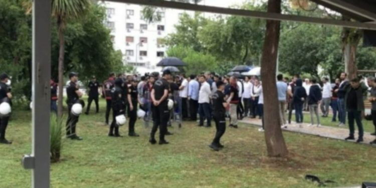 İzmir Barosu'nun 'Onur Ayı' etkinliğine gericiler tekbirlerle saldırdı