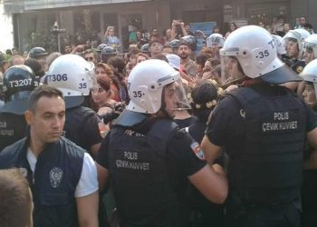 İzmir'de Onur Yürüyüşü: Tüm sokaklar ablukada, çok sayıda gözaltı