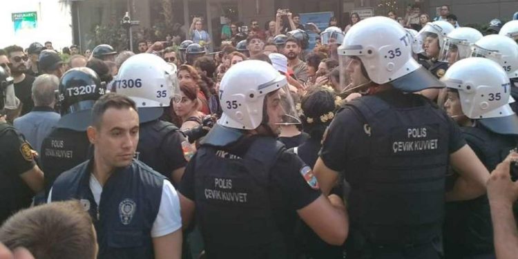 İzmir'de Onur Yürüyüşü: Tüm sokaklar ablukada, çok sayıda gözaltı