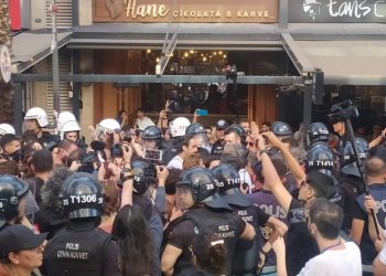 İzmir'de Onur Yürüyüşü'ne polis engeli: Onlarca gözaltı var