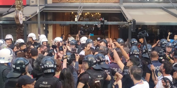 İzmir'de Onur Yürüyüşü'ne polis engeli: Onlarca gözaltı var