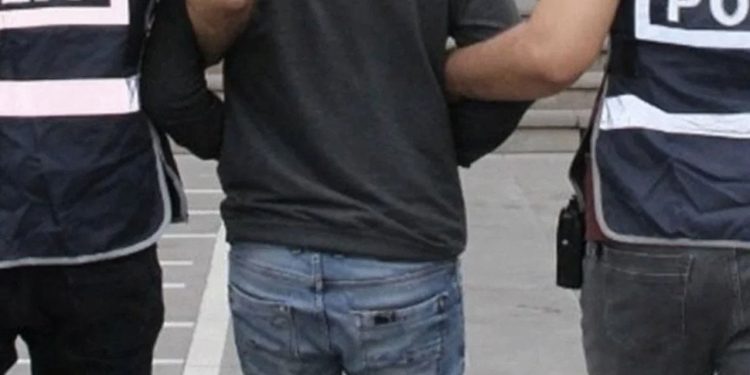 İzmir'de altı genç gözaltına alındı