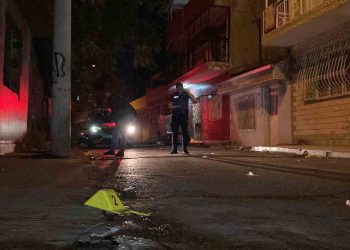 İzmir’de husumetliler arasında silahlı kavga: 2 ağır yaralı