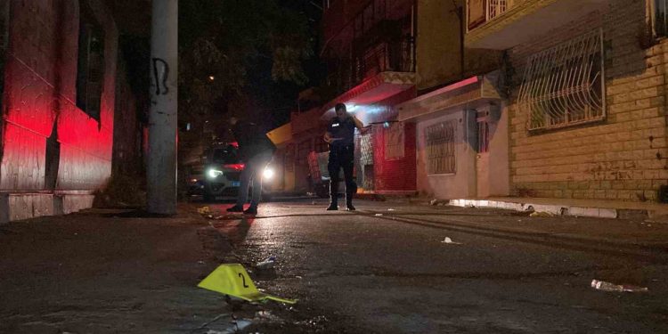 İzmir’de husumetliler arasında silahlı kavga: 2 ağır yaralı
