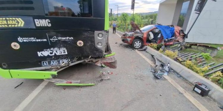 İzmit'te otomobil, halk otobüsüne çarptı: Aynı aileden üç ölü