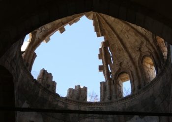 Kaderine terk edilen kilisenin kubbesi çöktü