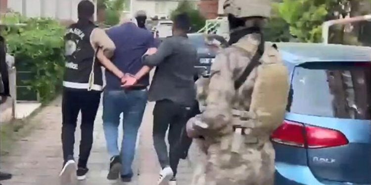 Kadıköy merkezli tefeci baskınında 20 gözaltı