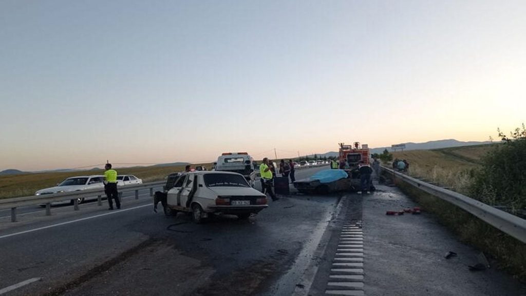 Kazadan sonra alev alan otomobildeki üç kişi yanarak öldü