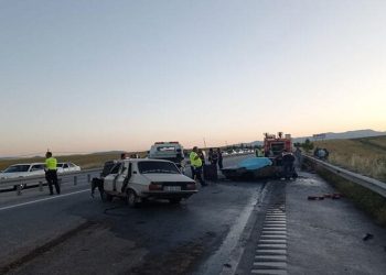 Kazadan sonra alev alan otomobildeki üç kişi yanarak öldü